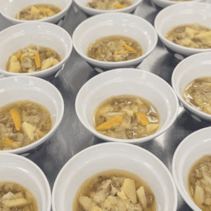 ジャガイモや牛肉、玉ねぎ、にんじんを塩と胡椒と、モンゴルのスパイスで煮込んだ、モンゴルの家庭料理のスープ