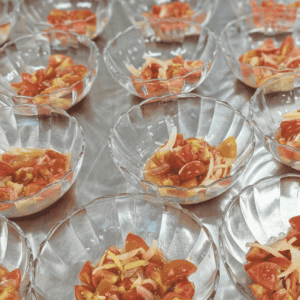 ミニトマト、玉ねぎ、レモンのサラダが盛り付けられている様子