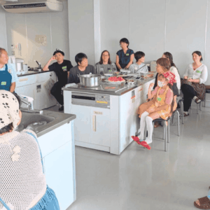 モンゴル出身のトヤさんの話を座ってきる参加者さんたちの様子