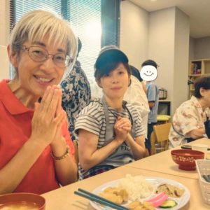 カメラに向かって笑顔を向ける、中学講師の敦子先生と女性スタッフの様子