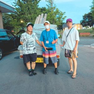 NPO法人ユニグラウンドスタッフの吉岡さんと、NPO法人Neoアスビレッジ理事長土橋と事務局長庄司がカメラに向かって笑顔を向ける写真