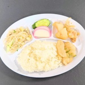 プレートにご飯やおガズなどが盛り付けられている様子