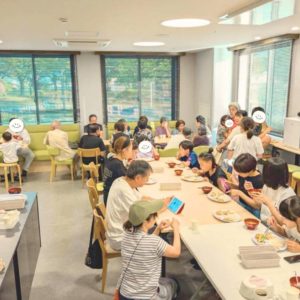 ネオアス村地域食堂で食事や会話を楽しむ参加者さんたちの様子