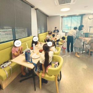 食事や会話を楽しむ子どもたちや参加者さんたちの様子