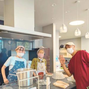 カメラに向かって笑顔を見せる、NPO法人Neoアスビレッジ理事長土橋と、女性ボランティア２名の様子