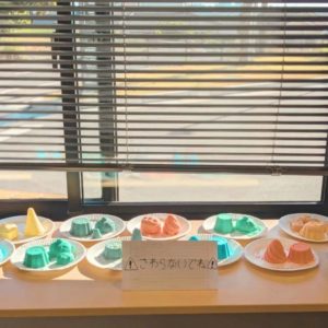 作り終わったバズボムを紙皿に乗せてあり「さわらないでね」と注意書きが書かれている紙が置いてある様子