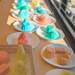 参加者さんたちが作ったカラフルなバスボムが並べられている様子