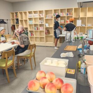 ネオアス村地域食堂で、食事や配膳を行うボランティアさんたちの様子