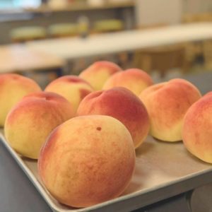 たくさんの桃が並べられている様子
