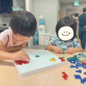 ネオアス村地域食堂で、ブロックをする子供たちの様子