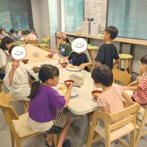 ネオアス村地域食堂で、食事や会話を楽しむ子どもたちの様子
