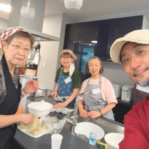 カメラにむかって笑顔を見せる３名の女性ボランティアさんとNPO法人Neoアスビレッジ理事長の様子