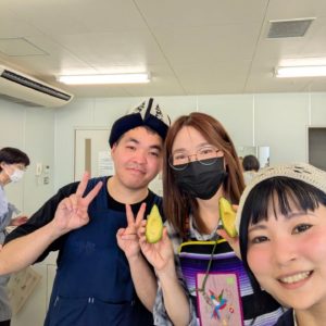 メキシコ出身の女性1人とキルギス出身の男性1人とNeoアスビレッジ副理事長の女性がかめらに向かって笑顔を見せている様子