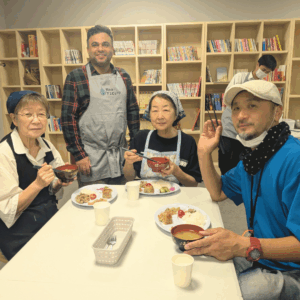 イラン出身の男性ボランティアさんと２名の日本人女性ボランティアさんとNeoアスビレッジ理事長が一緒に食事をしている様子