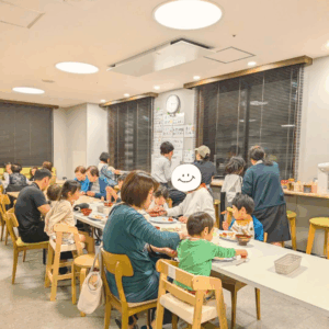 ネオアス村地域食堂で食事や会話をする様々な世代の参加者さんたちの様子