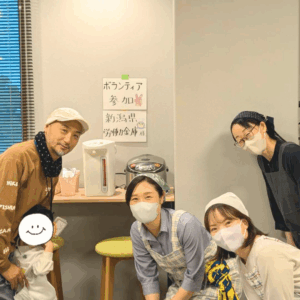 ボランティアに来てくださった新潟労働金庫山の下支店の3名の女性従業員さんと、Neoアスビレッジの理事長がカメラに向かって笑顔を見せている様子