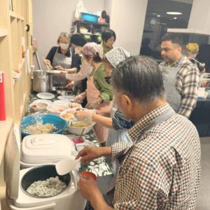 盛り付けなどを行うボランティアさんたちの様子