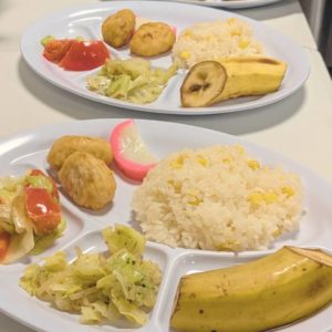 コーンご飯や唐揚げが盛り付けられたプレートの様子