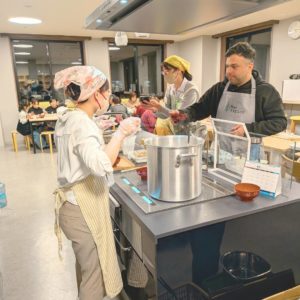 盛り付けや配膳を行うボランティアさんたちの様子