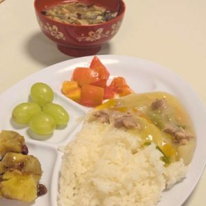 中華丼などが盛り付けられているプレートと、お味噌汁の様子