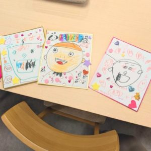 子どもたちが、スタッフに書いてくれた、似顔絵や「いつもありがとう」と書かれている色紙