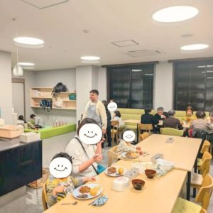 ネオアス村地域食堂でしょくじや会話を楽しむ利用者さんたちの様子