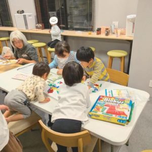 学習ボランティアに来てくださった、ゆう先生とブロックやカードゲームをする子どもたちの様子