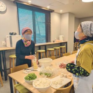 2人の女性ボランティアさんが話をしながら調理をしている様子