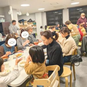 ネオアス村地域食堂で食事や会話を楽しむ様子