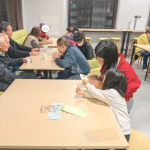 ネオアス村地域食堂で食事や会話を楽しむ子どもたちやご年配の方々たちの様子
