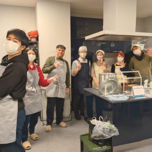 カメラに向かって笑顔を見せる、新潟県労働金庫のみなさんと、ボランティアさんたちの様子