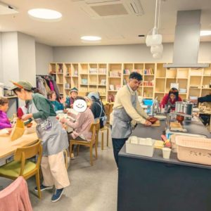 ネオアス村地域食堂で食事や会話をする様々な年代の利用者さんたちの様子