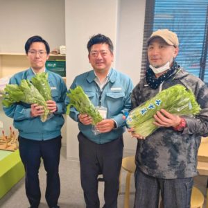 第一環境株式会社様とNeoアスビレッジ理事長が野菜をもって写真を撮っている様子