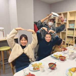 2人の海外出身の女性とNeoアスビレッジ理事長がカメラに向かってポーズを決めている様子