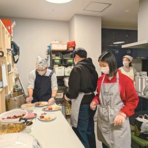 盛り付けをおこなう学生ボランティアさんや新潟県労働金庫さんの様子