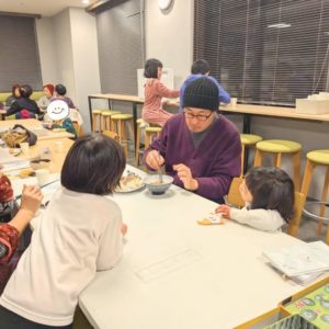 ネオアス村地域食堂で食事や会話を楽しむ様々な年代の利用者さんたちの様子