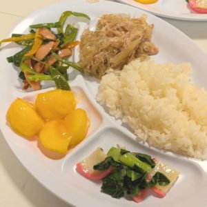 柿や親子丼などが盛り付けられたプレートの様子