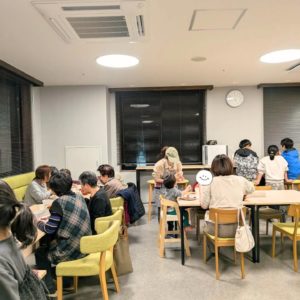 ネオアス村地域食堂で食事や会話を楽しむ利用者さんたちの様子