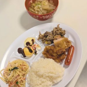 唐揚げや、ケーキ、春雨サラダなどが盛り付けられたプレートの様子