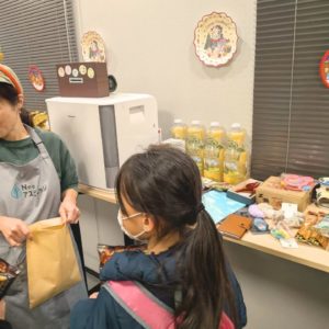 クリスマスイベントの商品を選ぶ子どもの様子