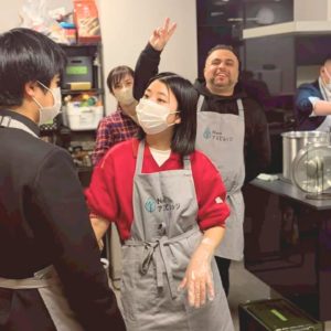 学生ボランティアさんや海外出身のボランティアさんがカメラに向かってポーズをとっている様子