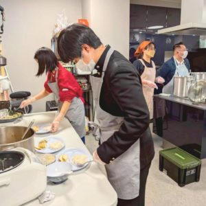 盛り付けや配膳を行う学生ボランティアさんや新潟県労働金庫山の下支店の皆さんの様子