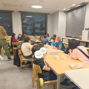 ネオアス村地域食堂で食事をする親子やそれを見守るご年配の方々の様子