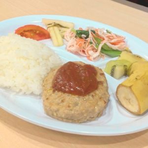ネオアス村地域食堂で提供されたハンバーグやサラダなどが盛り付けられているプレートの様子