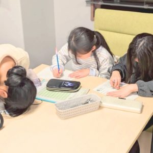 ネオアス村地域食堂で学習をする小学生たちの様子
