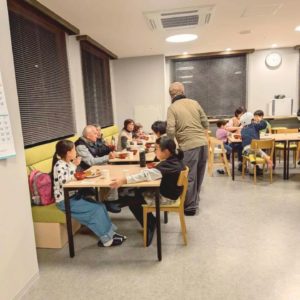 学習をする子どもたちや会話や食事をする参加者さんたちの様子