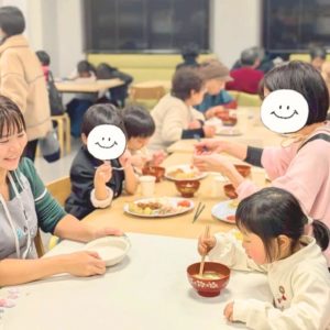 子どもと話したり食事をしたりしている親子の様子