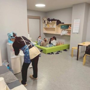 ネオアス村地域食堂のキッズスペースで遊ぶ、こどもたちの様子