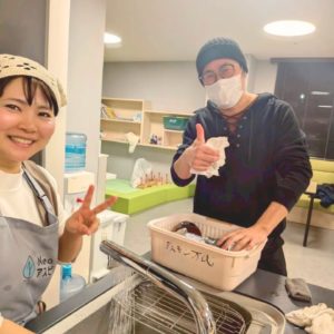 カメラに向かってポーズをとる、スタッフの様子