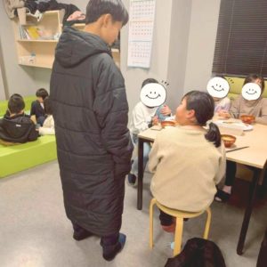 ネオアス村地域食堂で、食事や会話をする子どもたちの様子